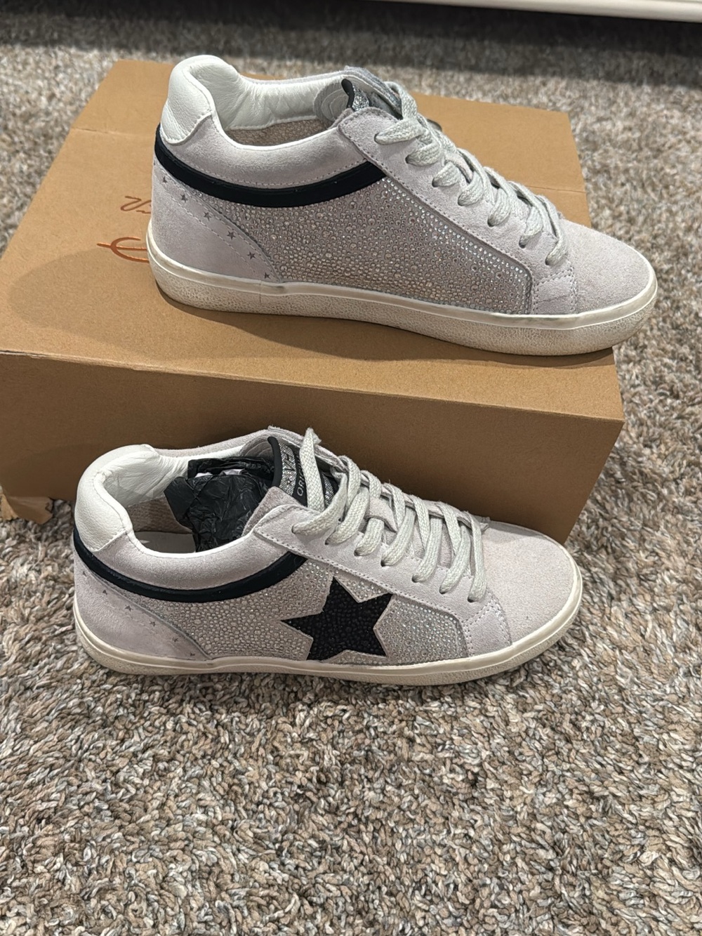 Vintage Havana Light Gray Sneakers with Black Star Accent